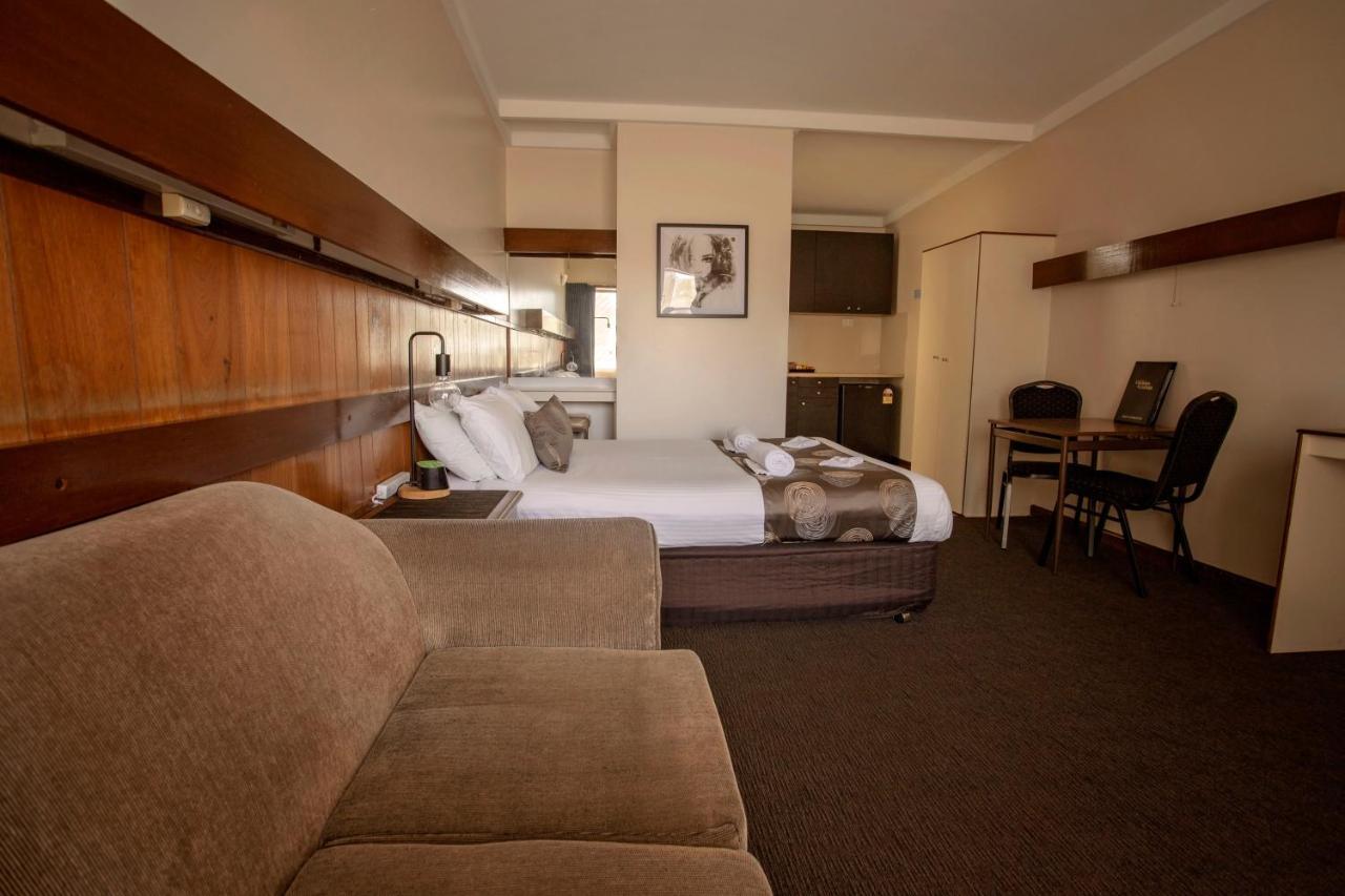 Hi Way Eight Motor Motel 4*