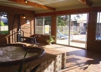 Hi Way Eight Motor Stawell