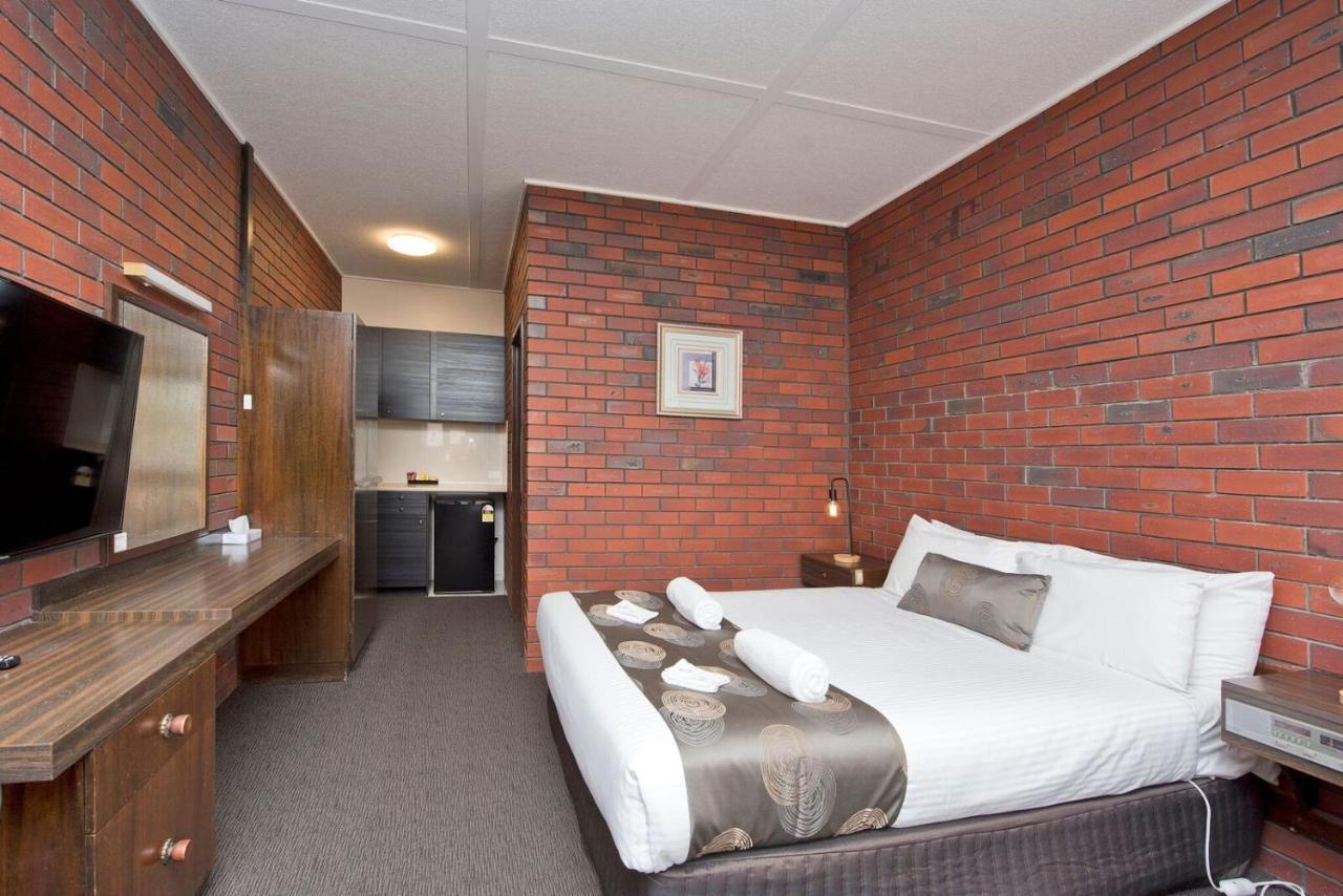 Hi Way Eight Motor Motel 4*